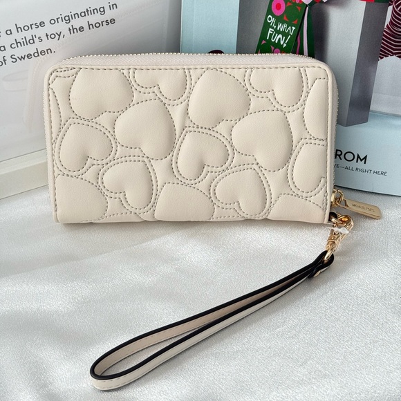 MICHAEL KORS Jet Set  Heart Embroidered Smartphone Wristlet